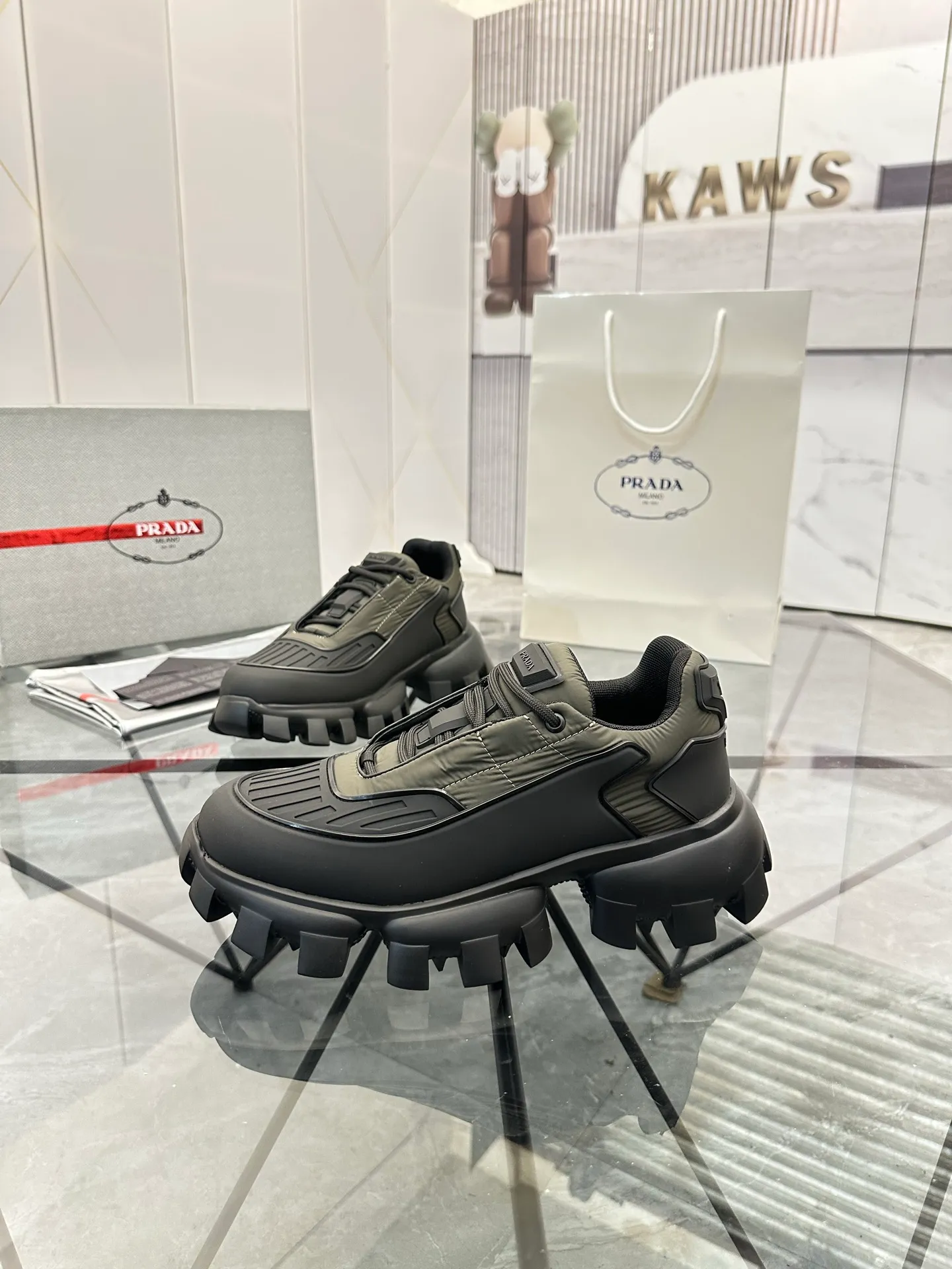 Men's shoes: 💰P540¥ High-end top quality Product trademark: Prada *"Prada*" low-top casual shoes Regular size: 38-45 (can be customized to 46) Product materials: imported breathable fly weave upper, professional glue-making process, breathable lining, cowhide foot pads, original ultra-light foam outsole. No.: 001